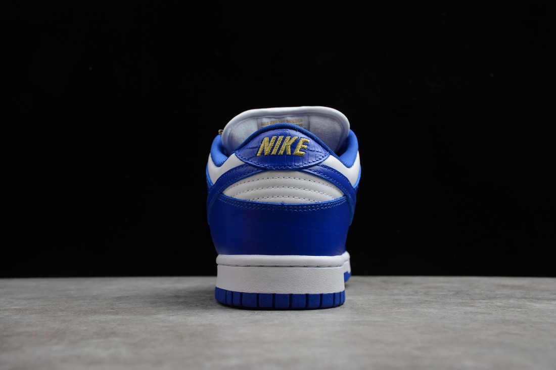 Nike SB Dunk Low "Supreme Stars Hyper Royal"