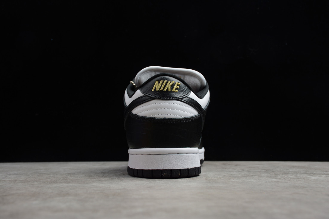 Nike SB Dunk Low "Supreme Stars Black"